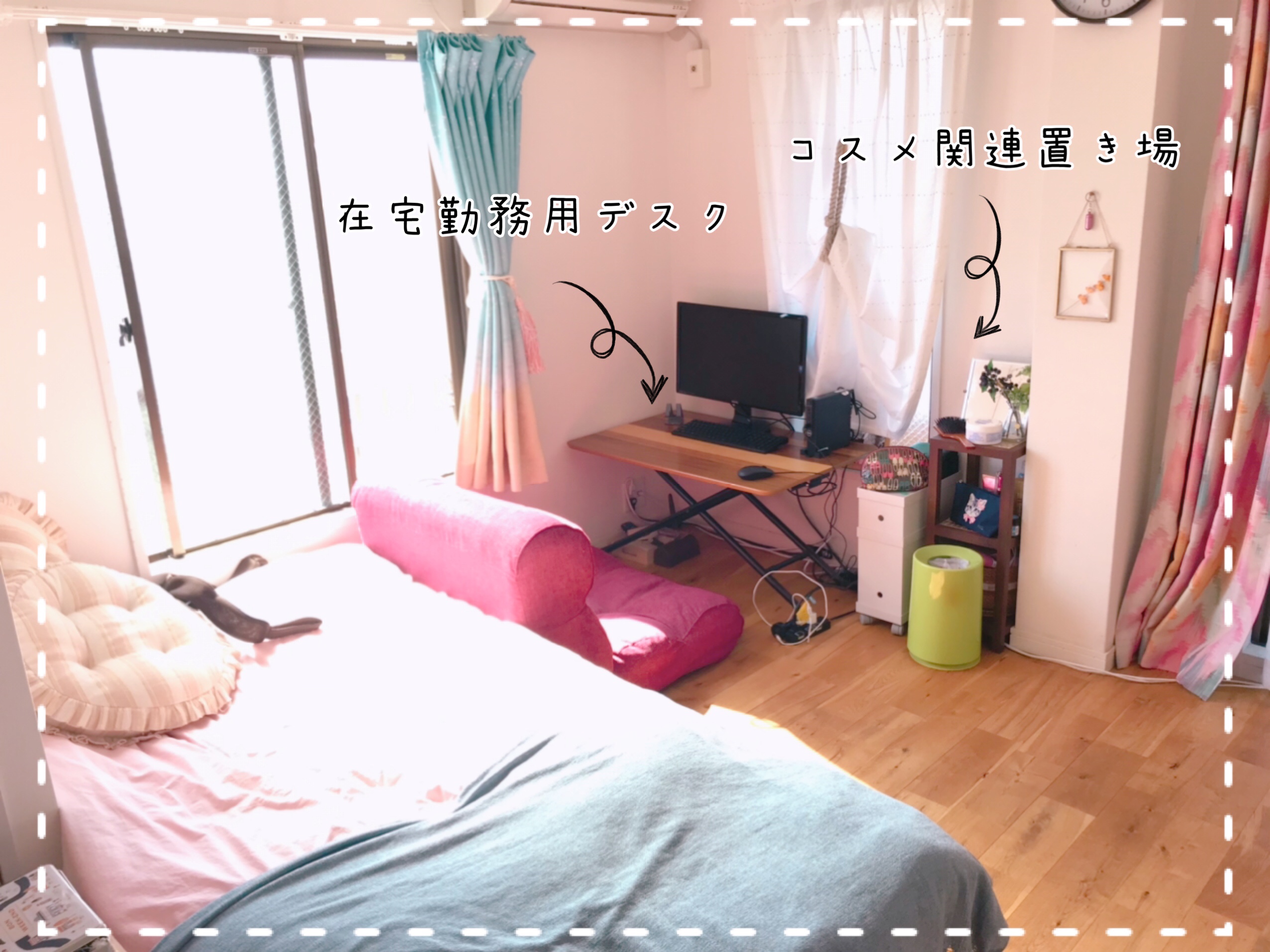 ベッドとデスク・コスメ収納スペース