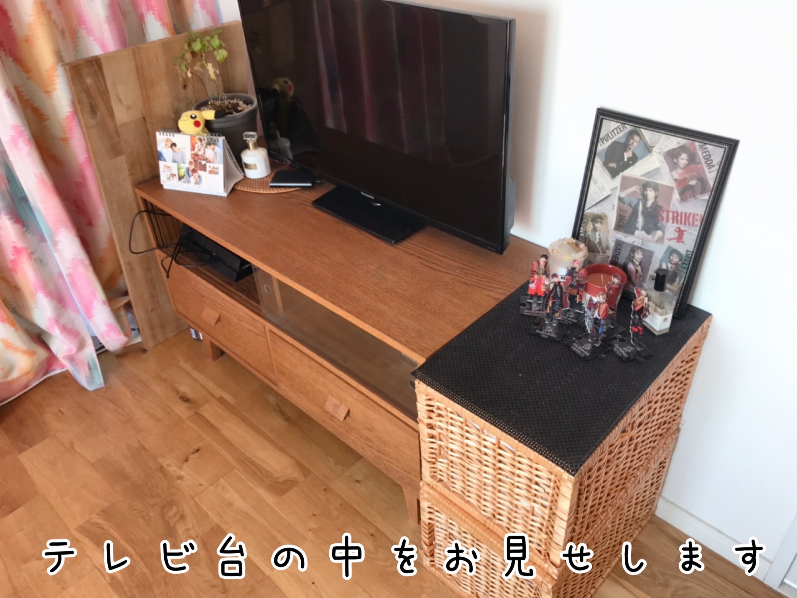 2つの飾り棚と2つの引き出しのあるテレビ台の中身は?